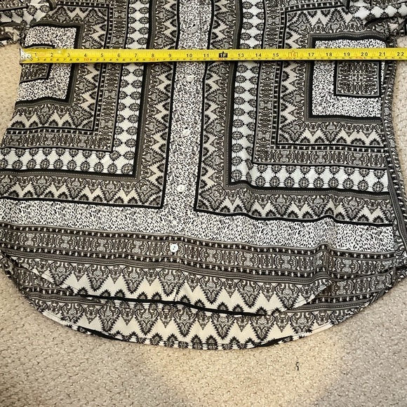 Chico’s Geometric Print Button Down Blouse Black White Size XL - Picture 5 of 6